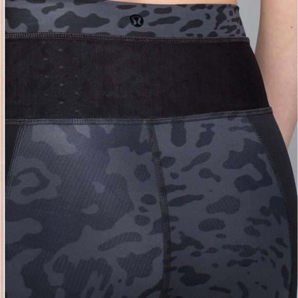 Lululemon Just Breathe‎ Pant Animal Swirl Deep Coal Light / Black leggings - Picture 5 of 13